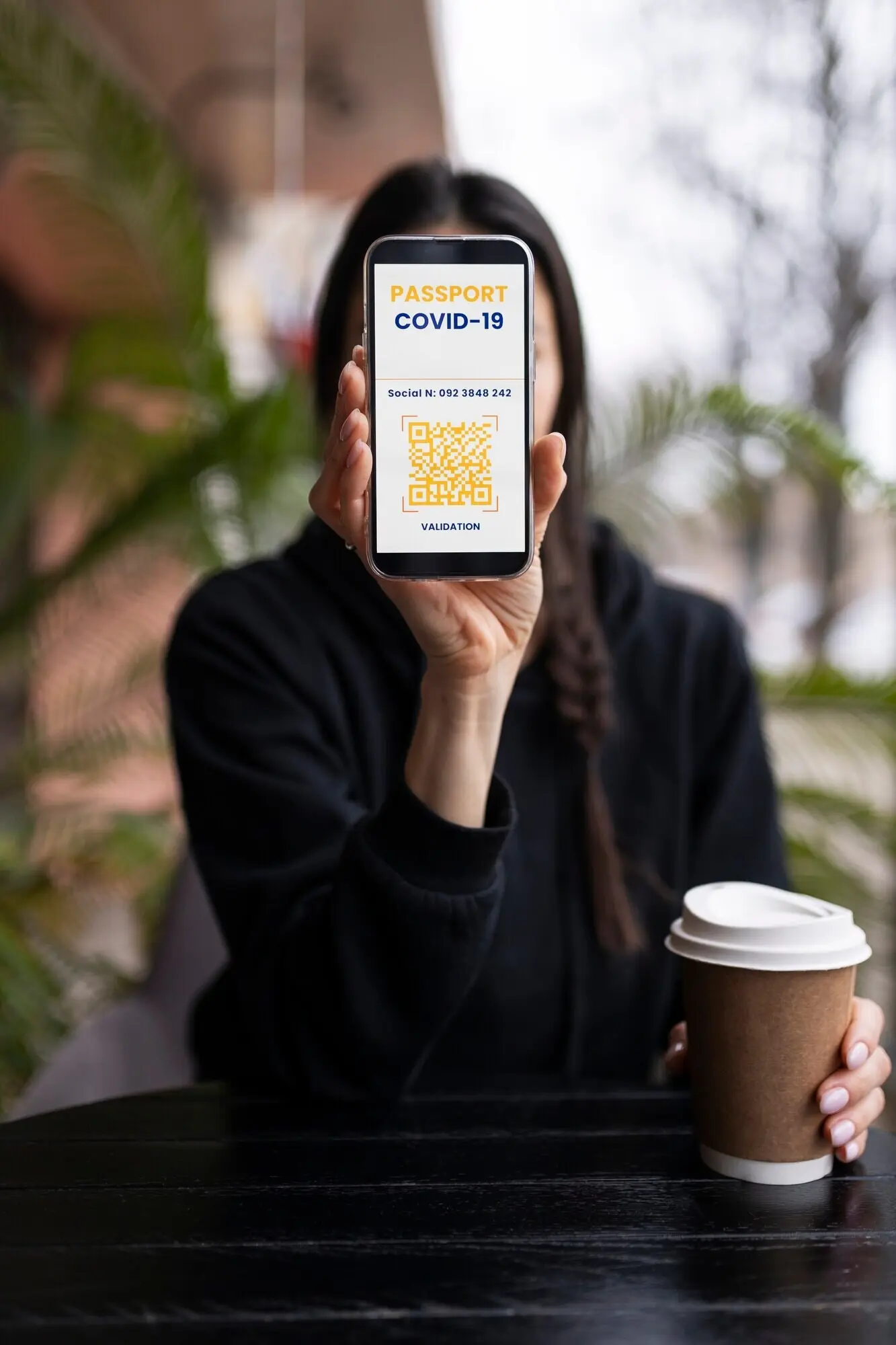 Plano medio de una mujer sosteniendo un teléfono